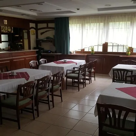 Alsopere Park Szallo Es Panzio Olaszfalu